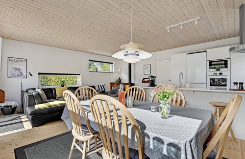 Ebeltoft House | Modern Oceanfront Getaway in Prime Location, Rated 10/10