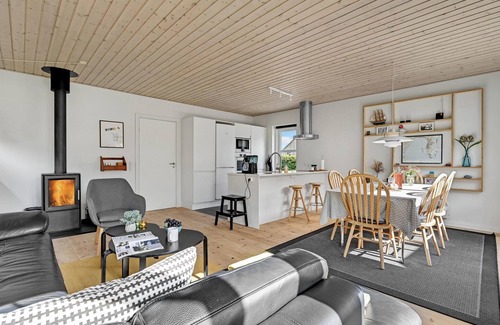 Ebeltoft House | Modern Oceanfront Getaway in Prime Location, Rated 10/10