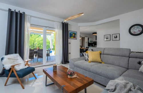 Strmac House | Family-Friendly 3 Bedroom Retreat in Strmac with Pool