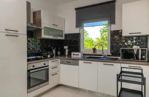Strmac House | Family-Friendly 3 Bedroom Retreat in Strmac with Pool