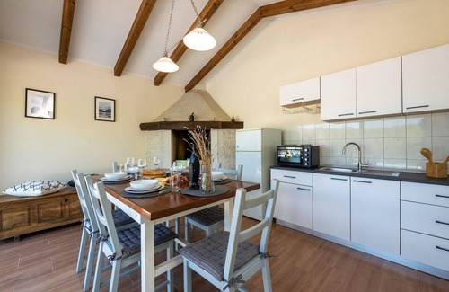 Strmac House | Family-Friendly 3 Bedroom Retreat in Strmac with Pool