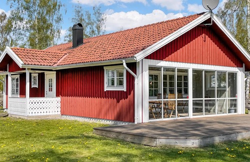 Flattinge House | Scenic Cottage with Lake View in Småland, Pet Friendly