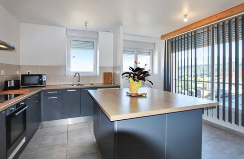 Vanosc House | Bright Apartment in Striking House with Spa & Breakfast