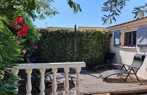 Vendres House | Relaxing 3-Bedroom Bungalow with Pool and Ocean Views