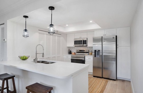 Laurel Condo | Spacious 3 Bedroom Penthouse with Breathtaking Bay Views