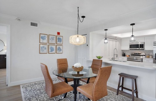 Laurel Condo | Spacious 3 Bedroom Penthouse with Breathtaking Bay Views