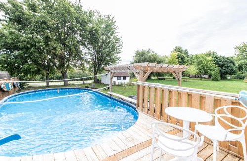 Pointe aux Roches House | Relaxing Poolside Paradise: 3-Bedroom Retreat Near Marina