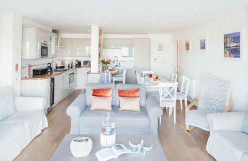 St Ives Apartment | Modern 3 Bedroom Sea View Apartment with Breakfast Included
