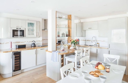St Ives Apartment | Modern 3 Bedroom Sea View Apartment with Breakfast Included