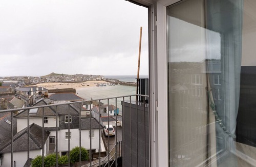 St Ives Apartment | Modern 3 Bedroom Sea View Apartment with Breakfast Included