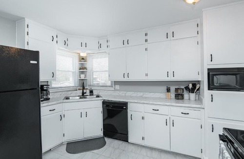 East Side Pioneers Apartment | Family-Friendly 3 Bedroom Retreat near Mayo Clinic