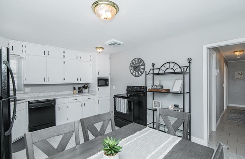 East Side Pioneers Apartment | Family-Friendly 3 Bedroom Retreat near Mayo Clinic
