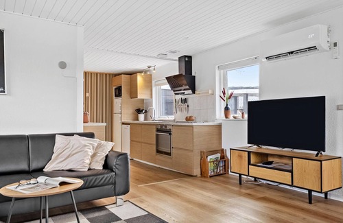 Diernæs Strandby House | Beachside Cottage with Spa and Ocean Views Near Diernæs