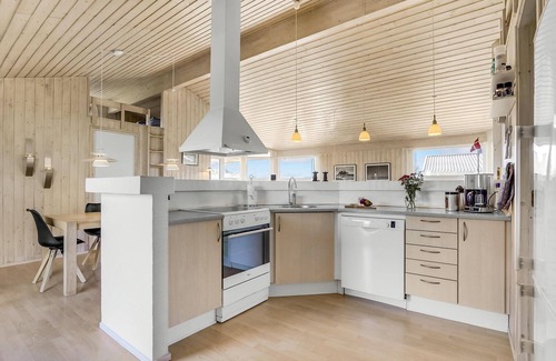 Lonstrup House | Spacious 3 Bedroom Accommodation with Ocean View in Hjørring