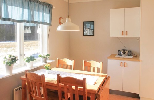 Tanum O House | Idyllic Cottage Retreat by Lake Bullaresjön Awaits You