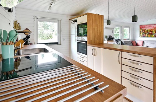 Farvang House | Comfortable Cottage by River Gundenå with Spa & Kitchen