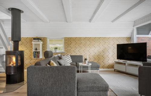 Sundstrup House | Cozy Home in Hjslev with Family-Friendly Kitchen