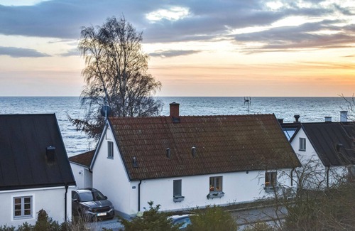 Svarte House | Cozy 3-Bedroom Retreat with Oceanfront Views in Ystad