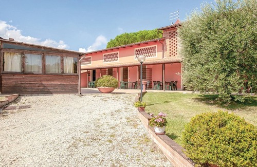 Orentano House | Spacious 3 Bedroom Retreat with Pool in Orentano PI