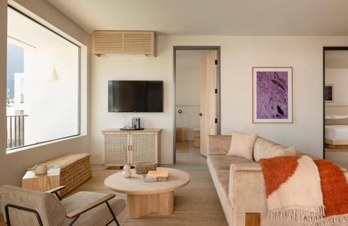 Downtown Palm Springs Hotel | Spacious 3 Bedroom Suite in Downtown Palm Springs