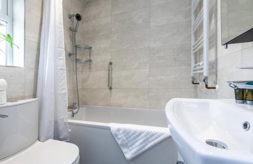 Bramcote House | Ideal 3 Bedroom House in Beeston for Corporate Travelers