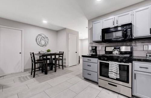 Sunrise Manor House | Modern 3 Bedroom Home at Hidden Beach with Spa & Hot Tub