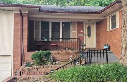 Denison House | 3-bedroom vacation home just 12 minutes from Lake Texoma and Choctaw Casino.