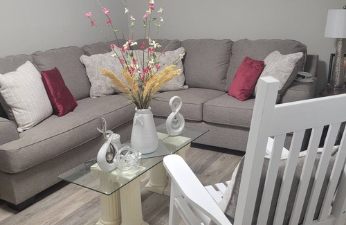 Forest City House | Family-Friendly Retreat with Spa and Breakfast Included