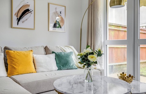 Luton House | 3 bedroom Villa Car parking close to Town centre Airport Birdwatching Walk paths