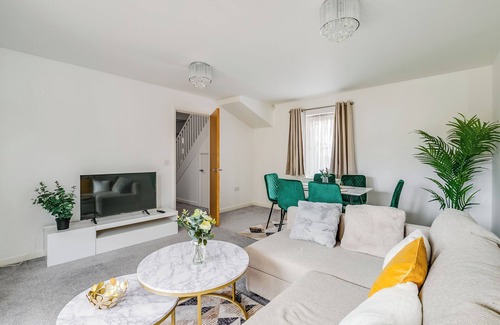 Luton House | 3 bedroom Villa Car parking close to Town centre Airport Birdwatching Walk paths
