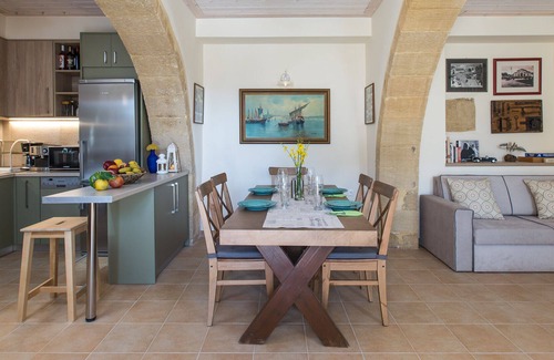Drapanias Villa | 3-bedroom Villa with Pool by Delfus