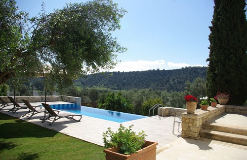 Vori Villa | Ideal 3-Bedroom Villa with Pool and Private Garden Oasis