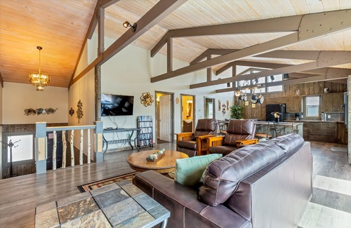 Estes Park House | Stunning 3 Bedroom Retreat with Mountain Views & Pool