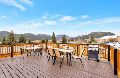 Estes Park House | Stunning 3 Bedroom Retreat with Mountain Views & Pool