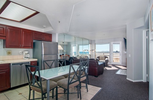 Imperial Beach Apartment | Oceanview Retreat: 3 Bedroom Getaway with Pool & Spa