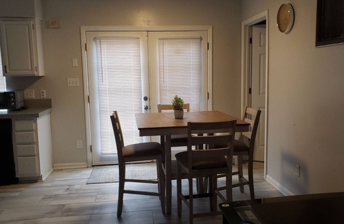 Toddville Road House | Ideal 3-Bedroom Retreat with Loft Near Airport & Breakfast