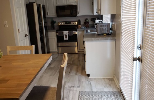 Toddville Road House | Ideal 3-Bedroom Retreat with Loft Near Airport & Breakfast
