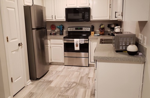 Toddville Road House | Ideal 3-Bedroom Retreat with Loft Near Airport & Breakfast
