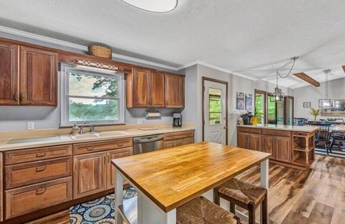 Huddleston House | Pet-Friendly Retreat with Kayaks & Lake Views Awaits You!