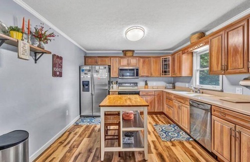 Huddleston House | Pet-Friendly Retreat with Kayaks & Lake Views Awaits You!