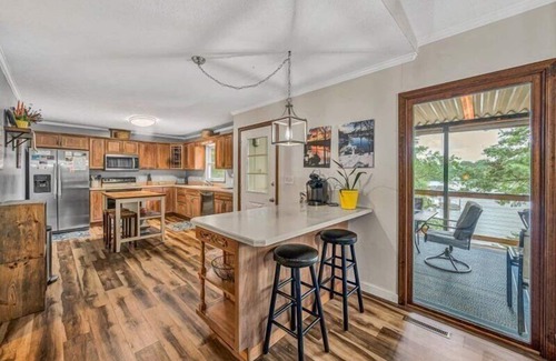 Huddleston House | Pet-Friendly Retreat with Kayaks & Lake Views Awaits You!