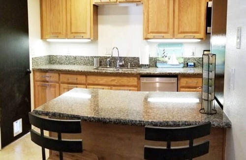 Quartz Hill House | Stylish 3-Bedroom Retreat with Breakfast & Garage Access