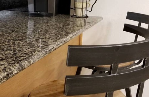 Quartz Hill House | Stylish 3-Bedroom Retreat with Breakfast & Garage Access