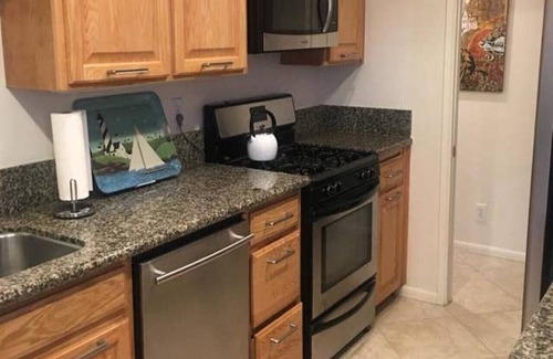 Quartz Hill House | Stylish 3-Bedroom Retreat with Breakfast & Garage Access