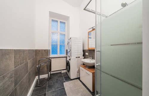 Alservorstadt Apartment | Spacious 3-Bedroom Retreat, Just 10 Min from City Center