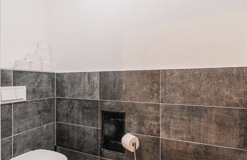 Alservorstadt Apartment | Spacious 3-Bedroom Retreat, Just 10 Min from City Center