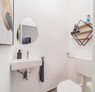 Stuwerviertel Apartment | Cozy 3-Bedroom Retreat Near City Center with Breakfast