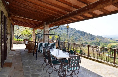 Torgiano Apartment | Family-Friendly 3-Bedroom Apartment with Pool in Torgiano