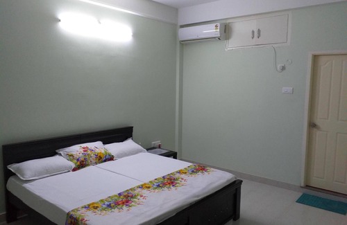 Toli Chowki House | Spacious 3 Bedroom Apartment with Kitchen & Restaurant Access