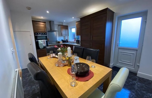 Thamesmead House | Spacious 3-Bedroom Home Near Subway with Free Parking